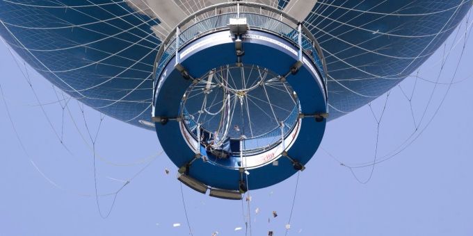 Israelische Angehörige von Hamas-Geiseln werfen Zettel mit Fotos von Geiseln aus einem Heissluftballon in Berlin-Mitte. Israelische Angehörige von Hamas-Geiseln werfen Zettel mit Fotos von Geiseln aus einem Heissluftballon in Berlin-Mitte.