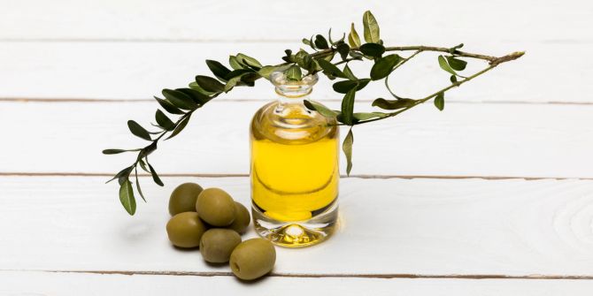 Oliven und Zweig und Öl.