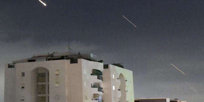 Das israelische Luftabwehrsystem «Iron Dome» feuert, um vom Iran abgefeuerte Raketen abzufangen. Raketen