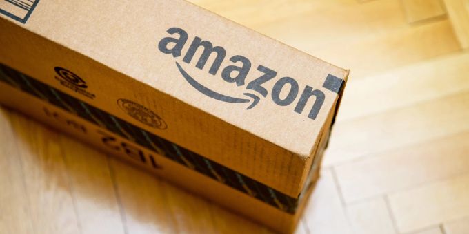 Neue Amazon-Regel: Kunden haben trotzdem weiterhin das Recht auf Erstattung oder Ersatzlieferung, sollten sie sich gegen die Rücksendung entscheiden. (Symbolbild) Amazon Paket