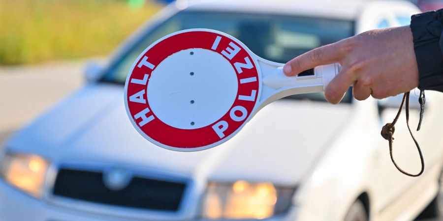 Bundespolizisten fassen gesuchten Mörder in Frankfurt. (Symbolbild)