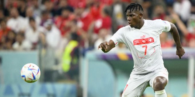 Breel Embolo hat den Ball für die Nati im Blick. Kurz der EM ist der Stürmer zurück. Breel Embolo