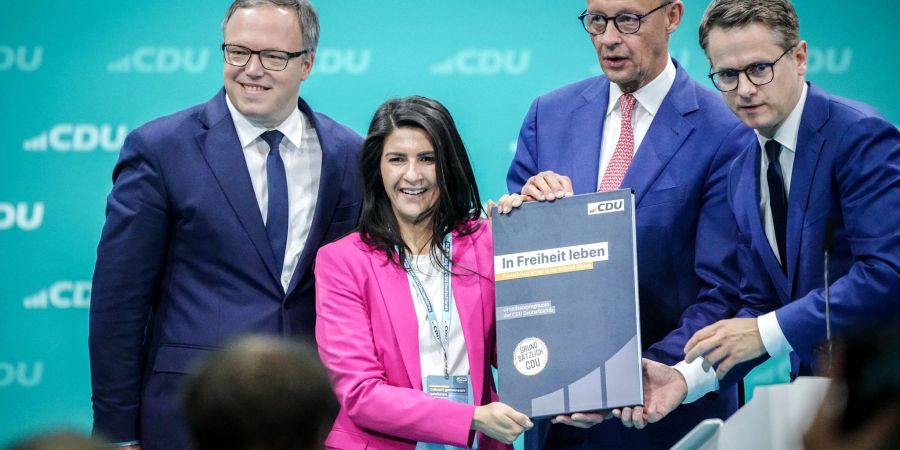CDU-Spitzenkandidat für die Landtagswahl in Thüringen Mario Voigt (l-r), CDU-Bundestagsabgeordnete Serap Güler, CDU-Chef Friedrich Merz und der CDU-Generalsekretär Carsten Linnemann präsentieren das neue Grundsatzprogramm der Union.