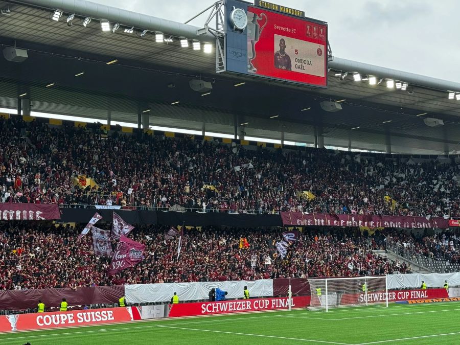 .. gegenüber die Fans von Servette.