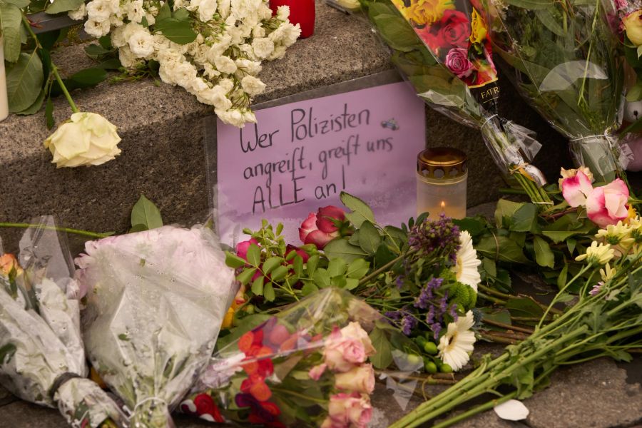 Nach der Messerattacke erinnern Kerzen und Blumen an die Opfer.