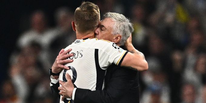 Carlo Ancelotti herzt Toni Kroos. Toni Kroos