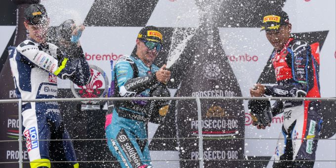 David Alonso feiert den nächsten Saisonsieg in der Moto3. Es ist sein fünfter Triumph im siebten Rennen. Moto3