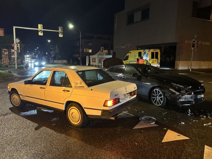 Beide Fahrer gaben an, bei Grünlicht gefahren zu sein. Ursache unklar