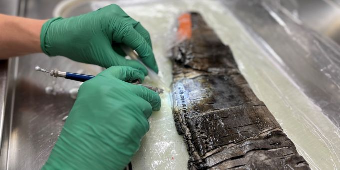 Ab dem 16. Mai 2025 ist die fast 5000 Jahre alte Bogenausrüstung vom Schnidejoch im Bernischen Historischen Museum zu sehen. Schnidejoch