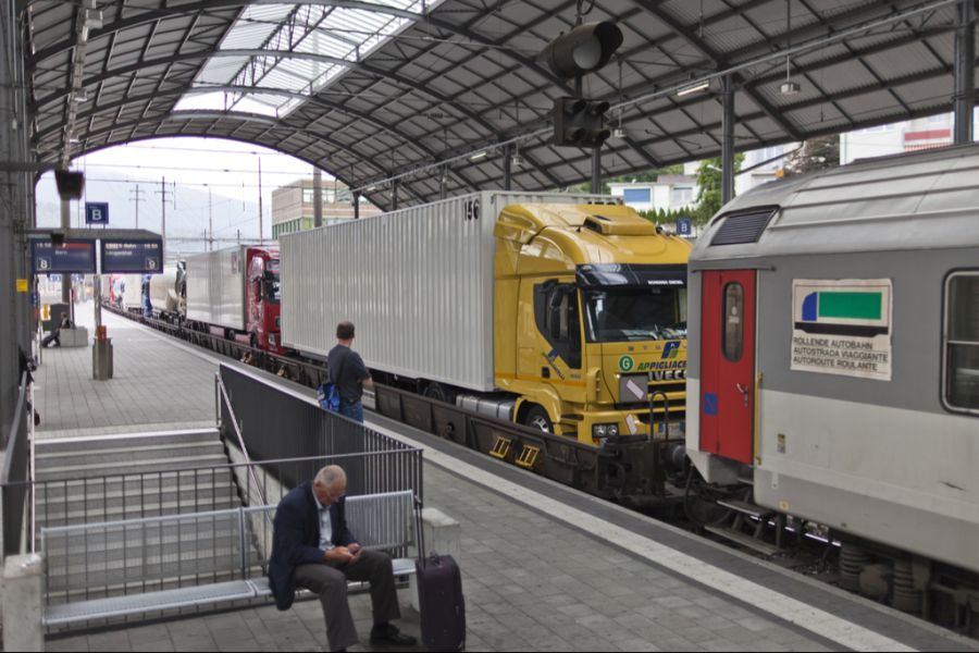 Mehrere Lastwagen fahren mit der «Rollenden Landstrasse» durch den Bahnhof Olten SO. (Archivbild)