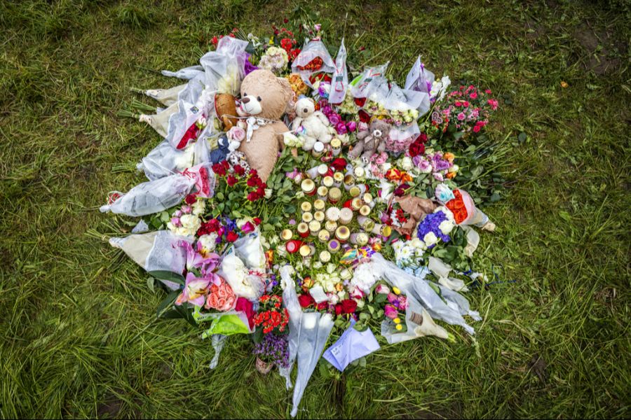 Plüschtiere, Blumen und Kerzen erinnern an die verstorbene 15-Jährige in Berikon.
