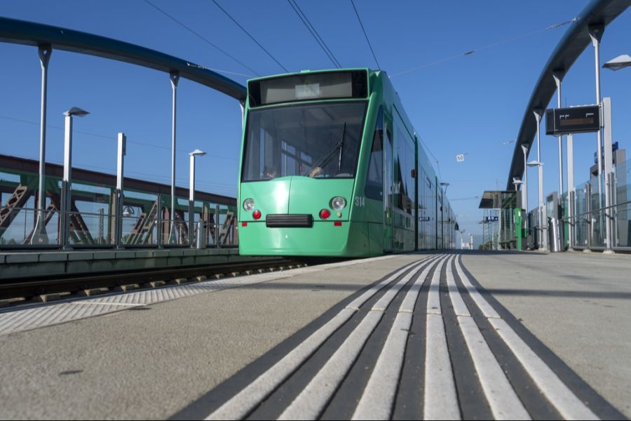 Basler Trams der Linie 8 stauen sich daher vor Weil am Rhein (D).