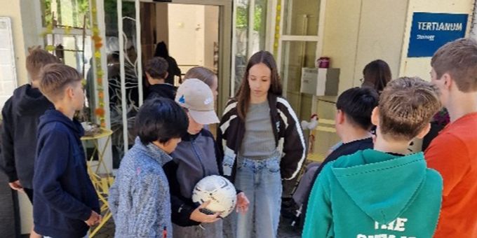 Die Schülerinnen und Schüler spielten gemeinsam mit den Seniorinnen und Senioren Fussball. Gemeinde Degersheim