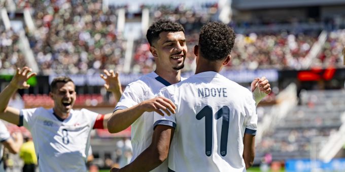 Dan Ndoye und Zeki Amdouni feiern ein Tor der Schweizer Nati im Spiel gegen Mexiko. Schweizer Nati