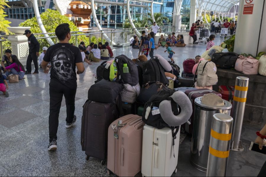 Zahlreiche Menschen sind am Flughafen von Denpasar gestrandet.
