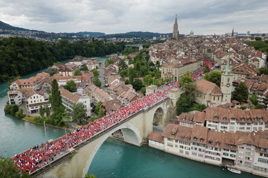 Rot-Weisse Fans in ganz Bern.