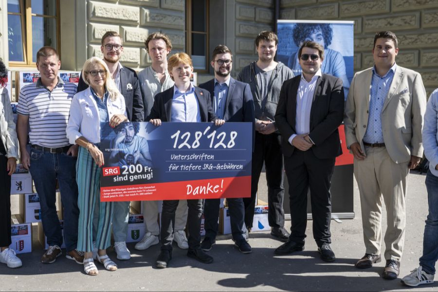 Es könnte für das Medienunternehmen aber noch schlimmer kommen: Die SVP will mit ihrer SRG-Initiative zur Halbierung die TV-Gebühren auf 200 Franken senken. (Archivbild)