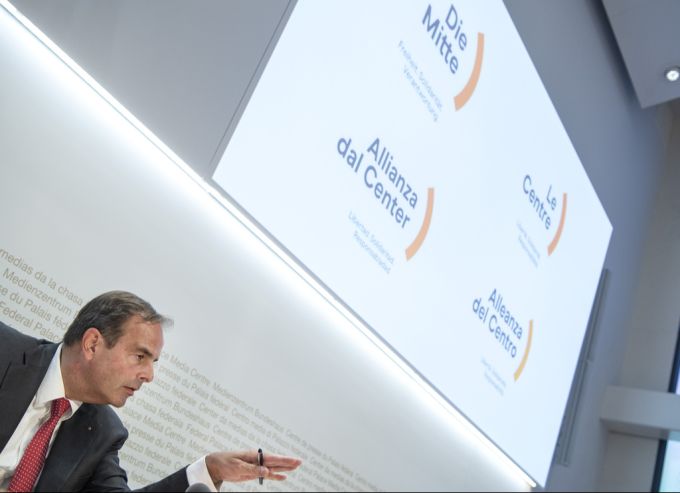 Parteipräsident Gerhard Pfister präsentiert den neuen Namen «Die Mitte, Le Centre, Allianza dal Center, Alleanza del Centro» für die CVP, am 4. September 2020, in Bern. Gerhard Pfister CVP Mitte