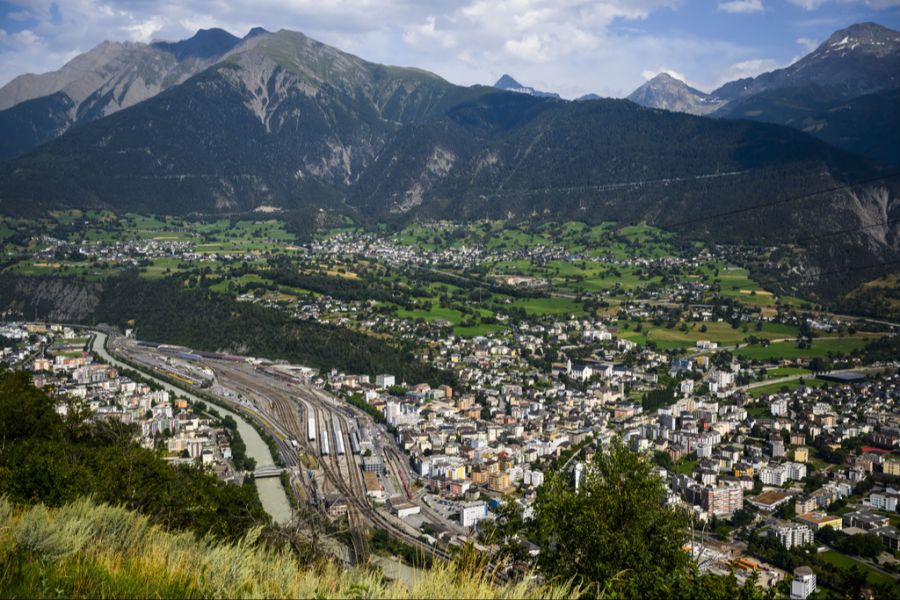 Betroffen sind alle Schulkinder im Kanton Wallis. Hier die Stadt Brig.