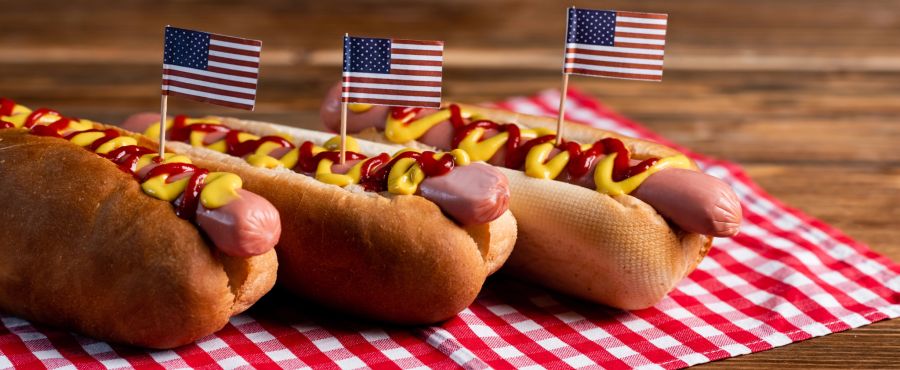 Die Hotdogs werden gefroren geliefert und im Normalfall später zubereitet. (Symbolbild)