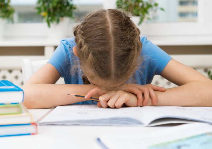 Wenn Kinder dauerhaft müde sind oder sich schlecht konzentrieren können, kann ein Nährstoffmangel vorliegen. kind müde konzentration nährstoffmangel