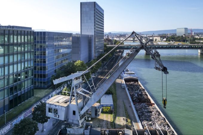 Nach einem Feuer muss der Hafenkran ist Basel seine Türen vorerst schliessen. hafenkran