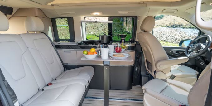 Marco Polo 2025: Zahlreiche Staufächer und eine durchdachte Raumausnutzung helfen dabei, Gepäck und Campingausrüstung ordentlich zu verstauen. Mercedes Benz Marco Polo