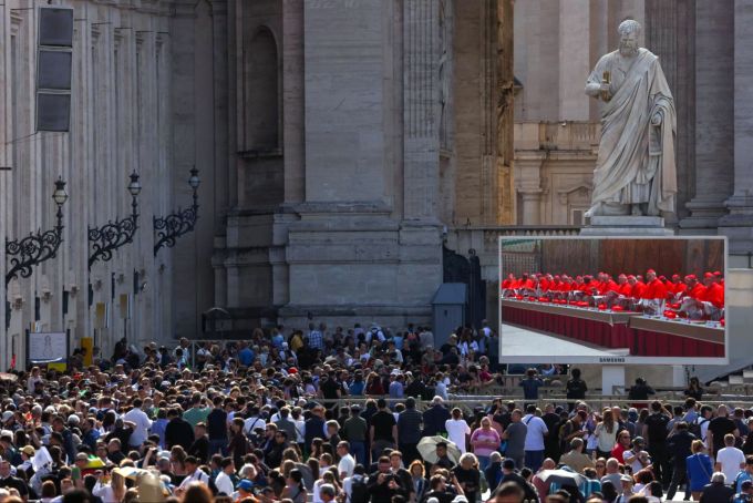 Gläubige auf dem Petersplatz. Papstwahl