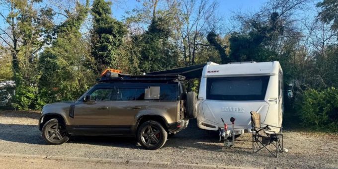 Mit Land Rover und luxuriösem Wohnwagen unterwegs: Der gebürtige Berner Andreas Starlay ist ein Dauerreisender. Andreas Starlay