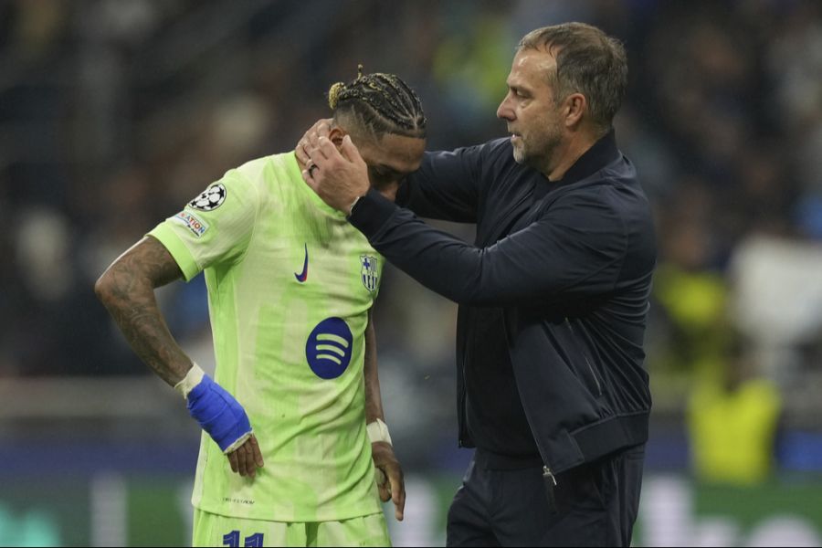 Barcelona-Trainer Hansi Flick muss seinen Captain Raphinha trösten.