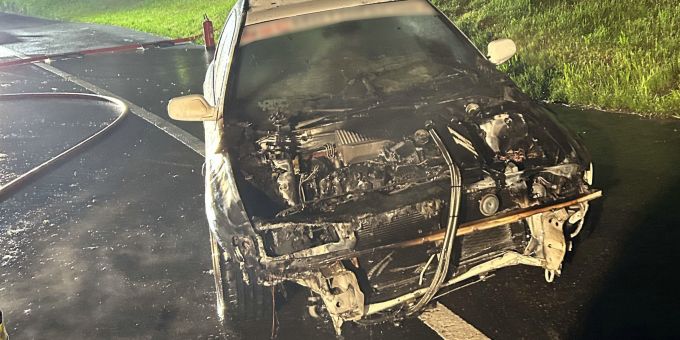 In Steinerberg ist ein Auto nach einem Selbstunfall in Brand geraten. Brand in Steinerberg