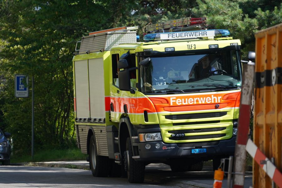 Im Zürcher Kreis 10 ist die Feuerwehr wegen des Wasserrohrbruchs auf Platz.