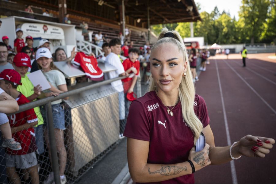 Alisha Lehmann vor den Fans im Neufeld.