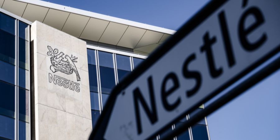 Nestlé Aktie Strassenschild Gebäude