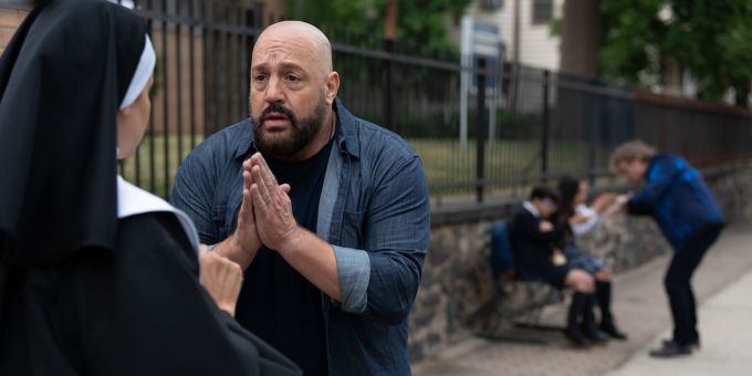 Kevin James (zweiter von links) als Ray Hayes. Kinostart - "Guns Up"