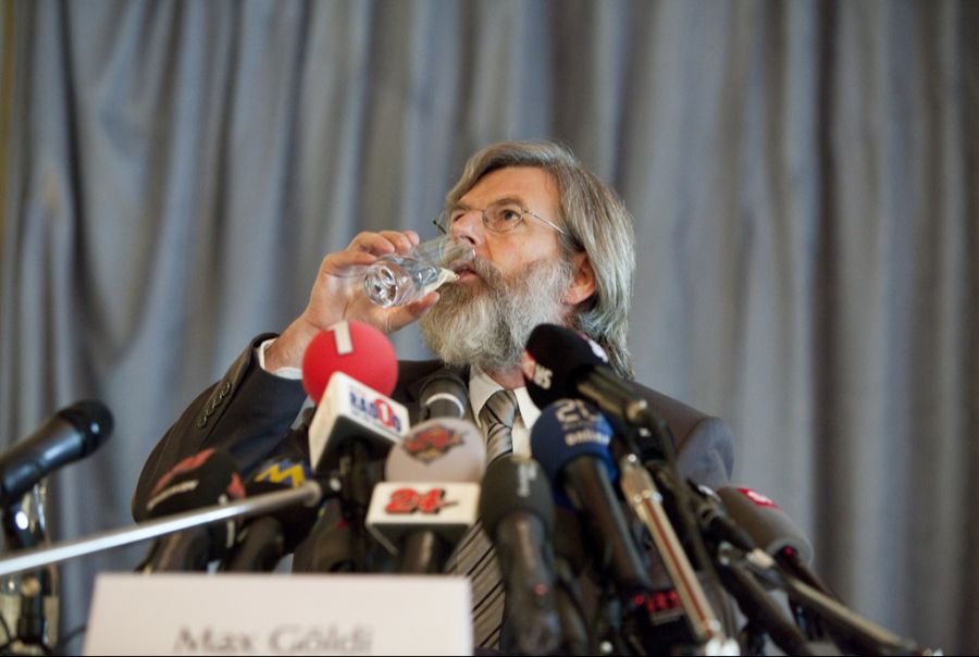 Max Göldi nimmt nach fast 700 Tagen Geiselhaft in Libyen nach seiner Freilassung erst einmal einen grossen Schluck Wasser, am 14. Juni 2010.