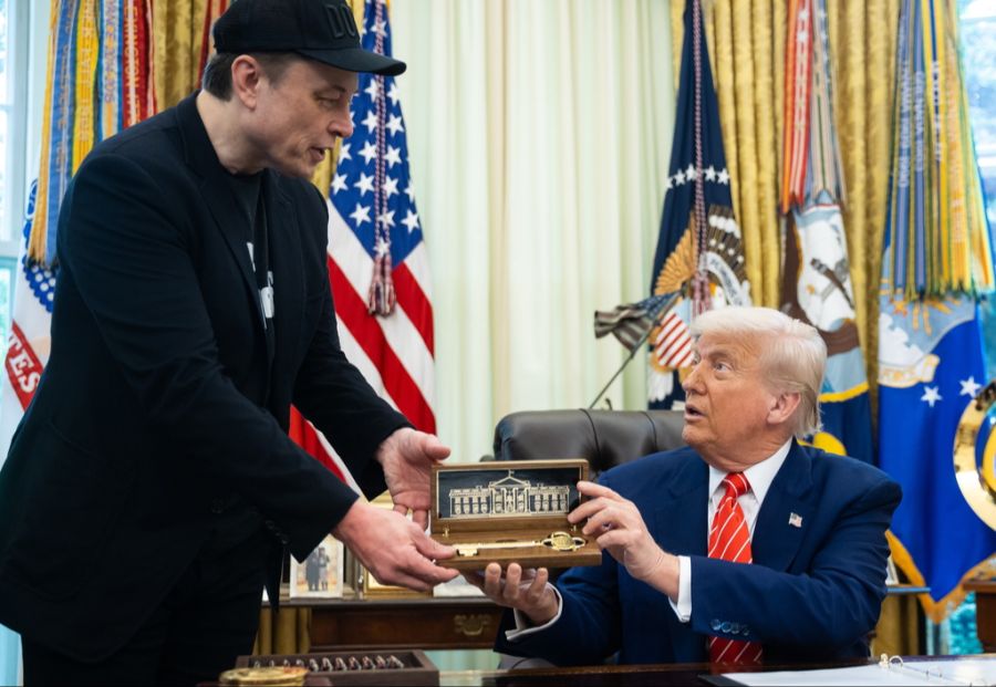 Elon Musk erhält von Donald Trump einen goldenen Schlüssel.