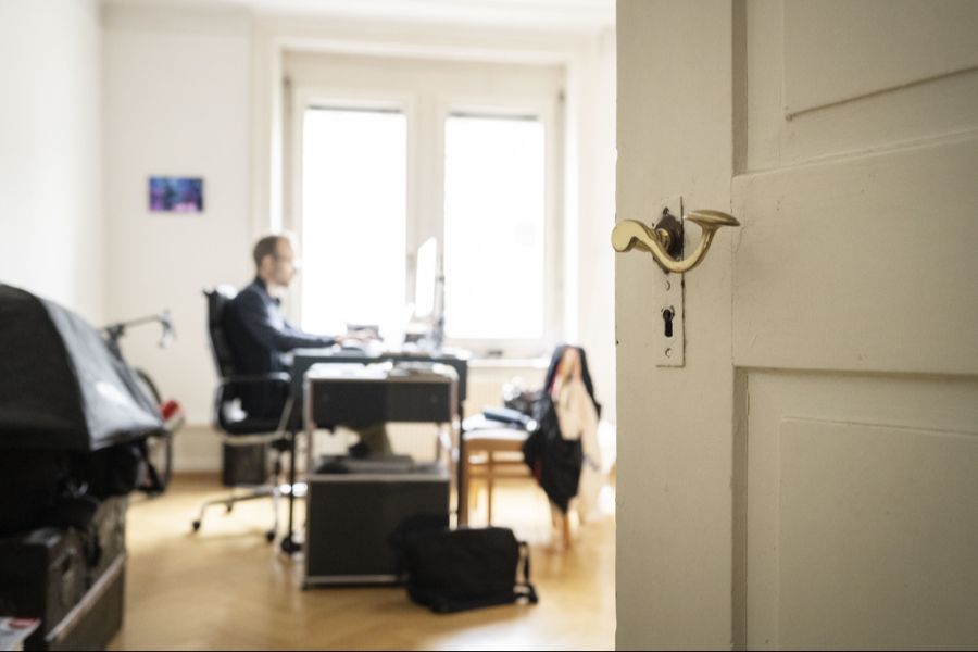 Viele Schweizerinnen und Schweizer arbeiten öfter aus dem Homeoffice als offiziell erlaubt.