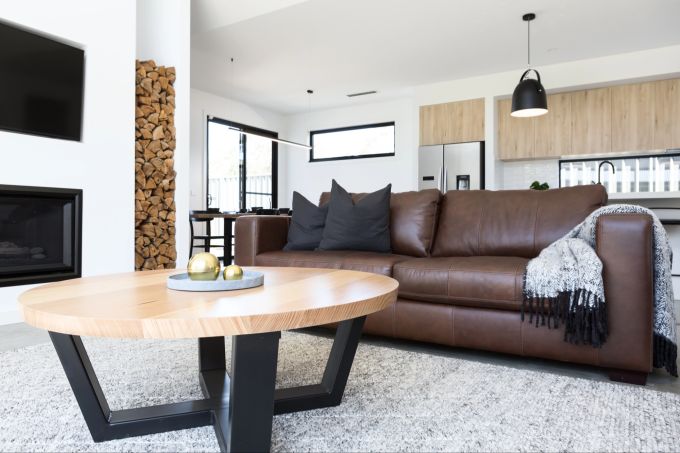 Um Leder geschmeidig zu halten, raten Experten von Dampfreinigern ab. Wohnzimmer, Ledersofa