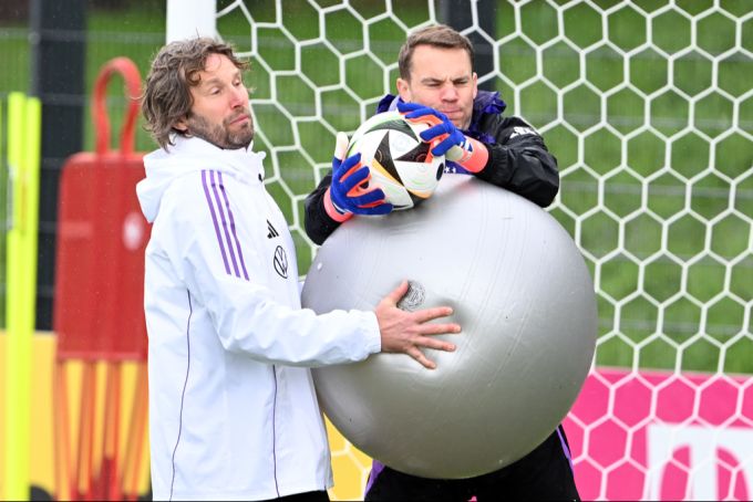 Stefan Wessels (links) arbeitet mit Manuel Neuer. Stefan Wessels