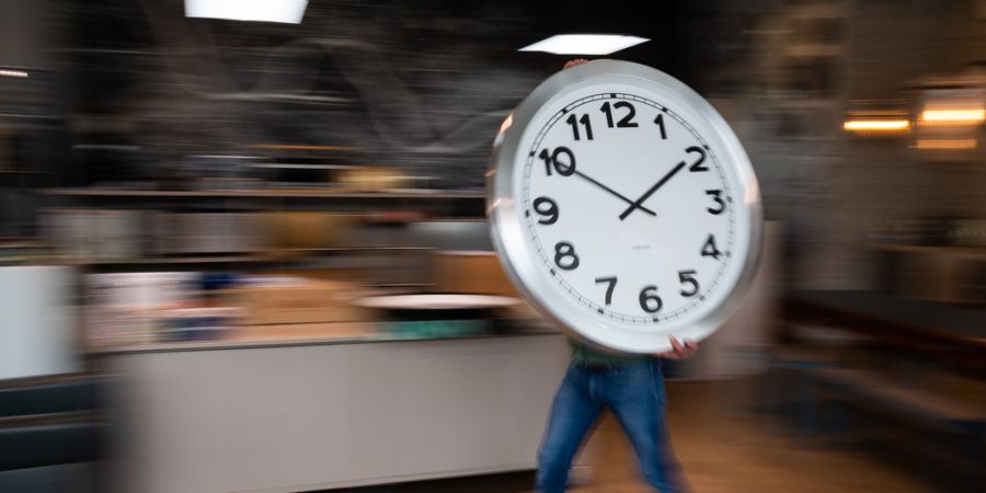 Kurzarbeit Uhr Mensch