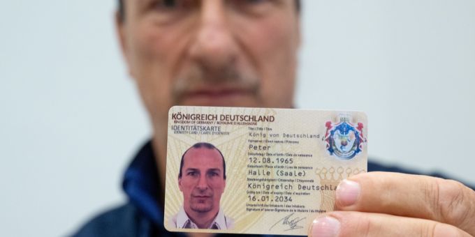 Peter Fitzek, selbsternannter König der nun verbotenen Reichsbürgergruppe «Königreich Deutschland», wurde festgenommen. (Archivbild) Fitzek Ausweis Königreich Deutschland