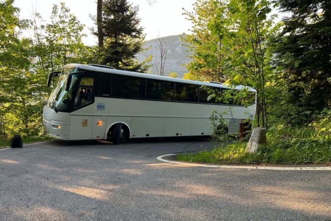Reisecar Kurve bleibt stecken
