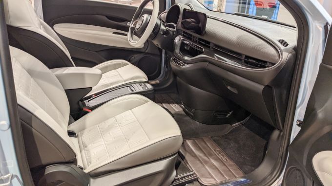 Hier gesellt sich schon bald ein manuelles Schaltgetriebe dazu. fiat 500