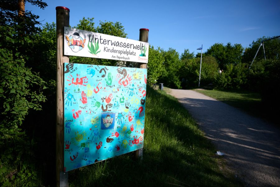 14 Jähriger Spielplatz Schild