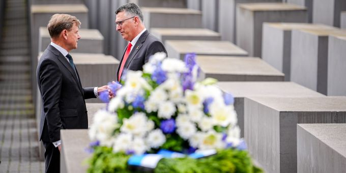 Aussenminister Johann Wadephul legt am Holocaust-Mahnmal in Berlin gemeinsam mit seinem israelischen Amtskollegen Gideon Saar einen Kranz nieder. (Archivbild) Holocaust-Mahnmal in Berlin
