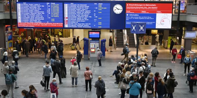 Bei Lenzburg AG kommt es aufgrund einer Fahrleitungsstörung zu Einschränkungen im Bahnverkehr. SBB Tafel