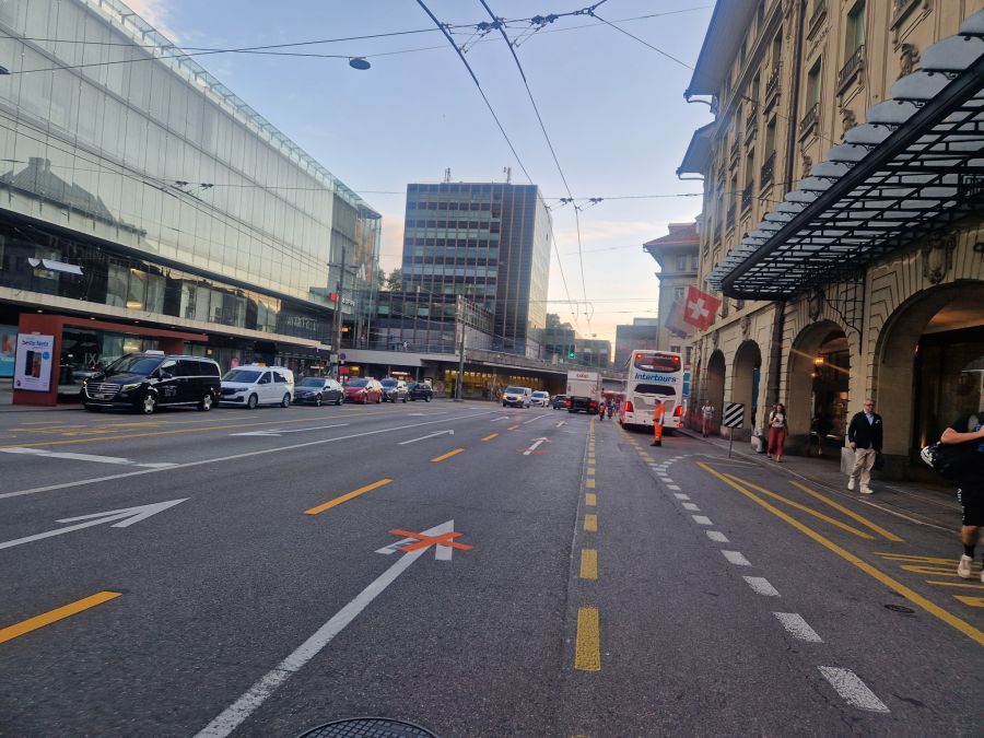In Bern halten die Cars aus Freiburg am Montagmorgen vor dem Hotel Schweizerhof.