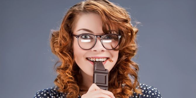frau isst schokolade