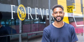 Gregory Wüthrich posiert vor dem YB-Teambus
